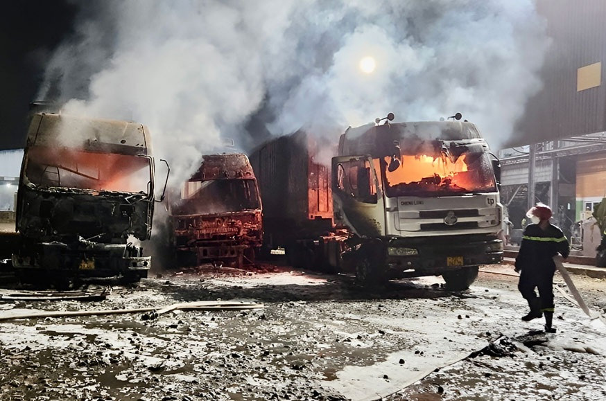 Hiện trường vụ cháy 3 xe ô tô Hiện trường vụ cháy 3 xe ô tô