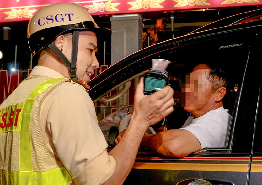 CSGT kiểm tra nồng độ cồn người điều khiển ô tô tại TP Biên Hòa CSGT kiểm tra nồng độ cồn người điều khiển ô tô tại TP Biên Hòa