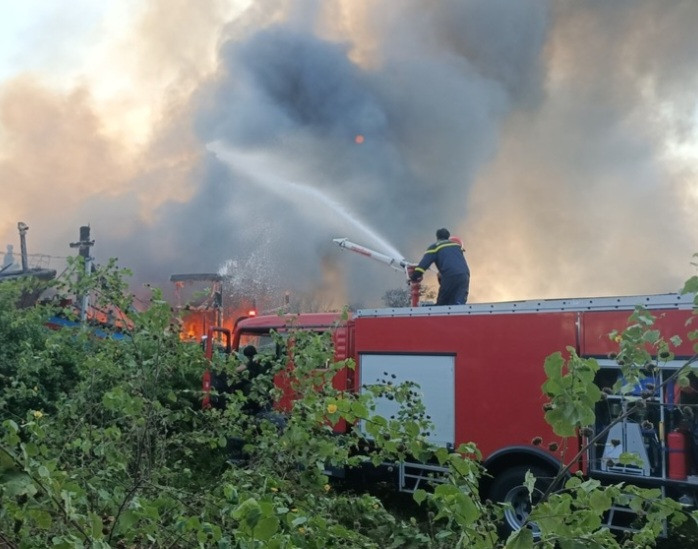 Lực lượng chức năng xử lý vụ cháy tàu cá