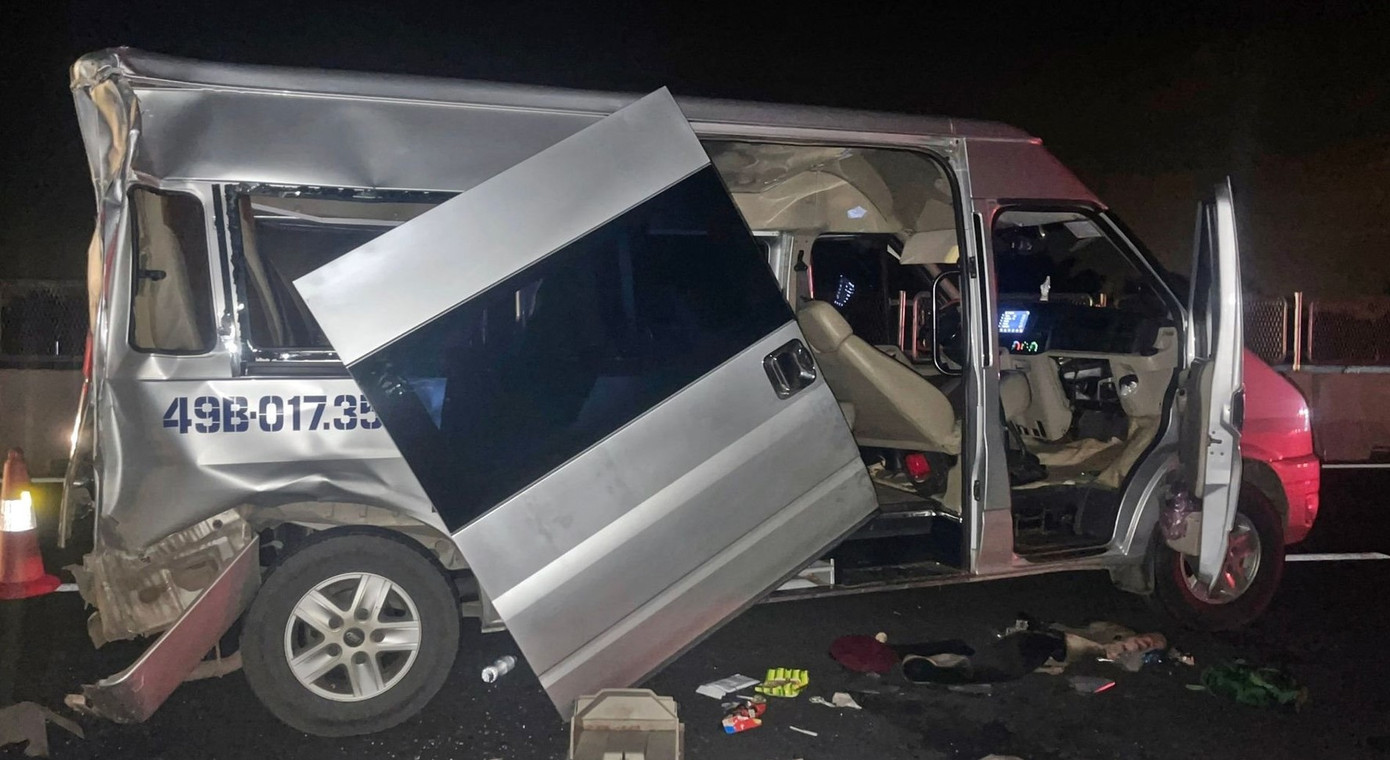 Xe khách 16 chỗ hư hỏng nặng sau vụ tai nạn Xe khách 16 chỗ hư hỏng nặng sau vụ tai nạn