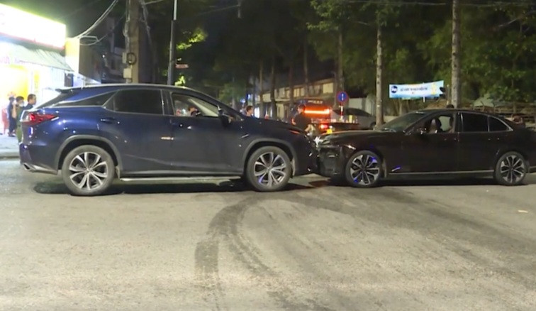 Xe của ông Kỳ tông vào xe bà Tiên trên đường phố