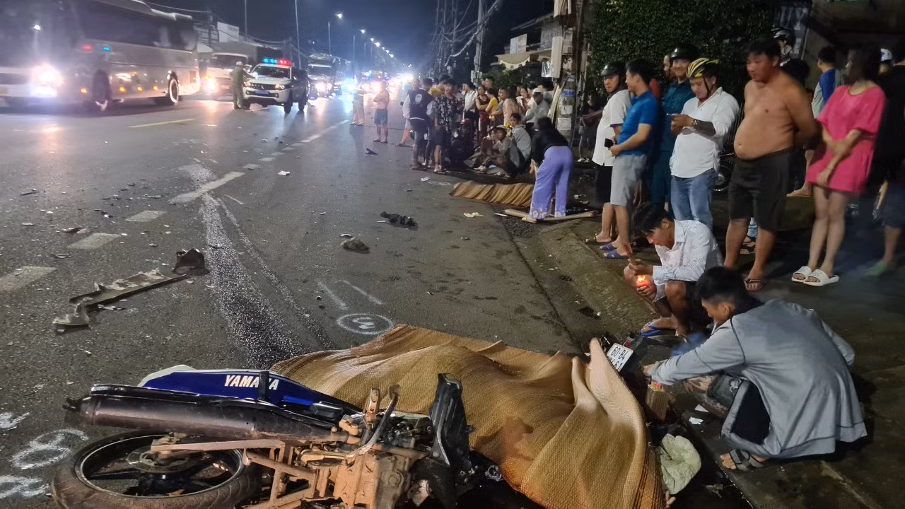 Vụ tai nạn ngày 23/7, xe khách giường nằm chạy lấn tuyến trên quốc lộ 20 đoạn qua huyện Thống Nhất (Đồng Nai) tông chết 2 anh em đi xe máy.