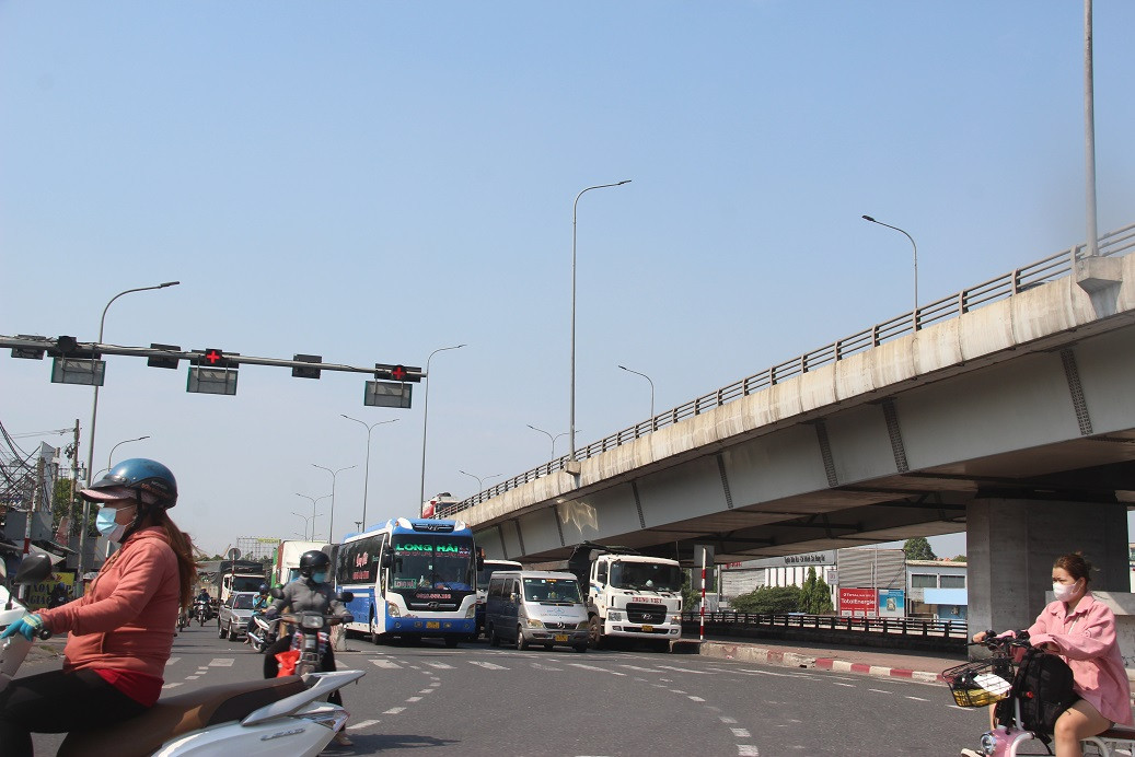 Cầu Đồng Nai thường xuyên kẹt xe kéo dài tới ngã tư Vũng Tàu (TP Biên Hòa)