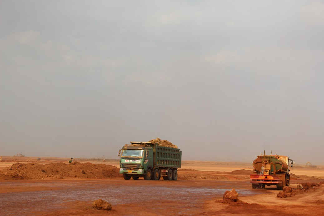 Các nhà thầu tăng cường tưới nước đường công vụ để giảm thiểu bụi Các nhà thầu tăng cường tưới nước đường công vụ để giảm thiểu bụi