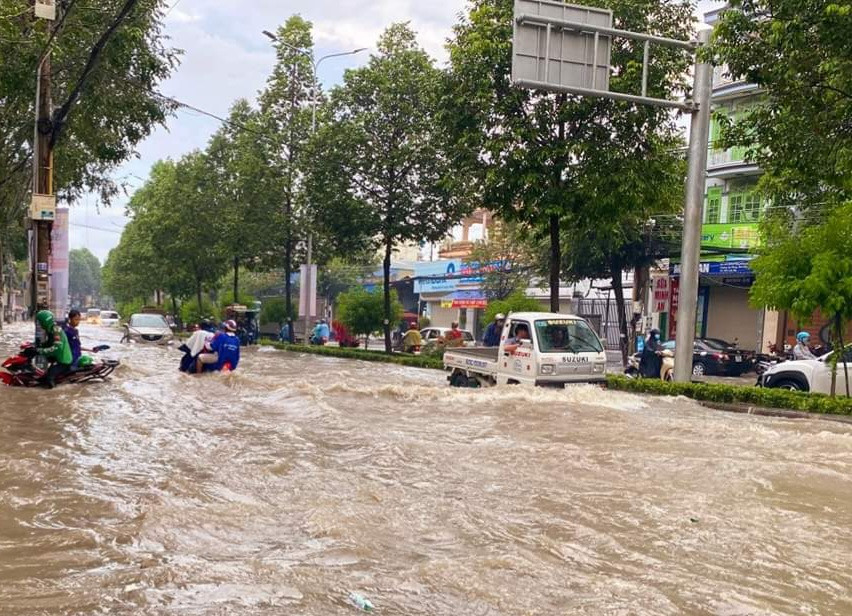 Ngã ba Trảng Dài trên đường Đồng Khởi ngập như sông