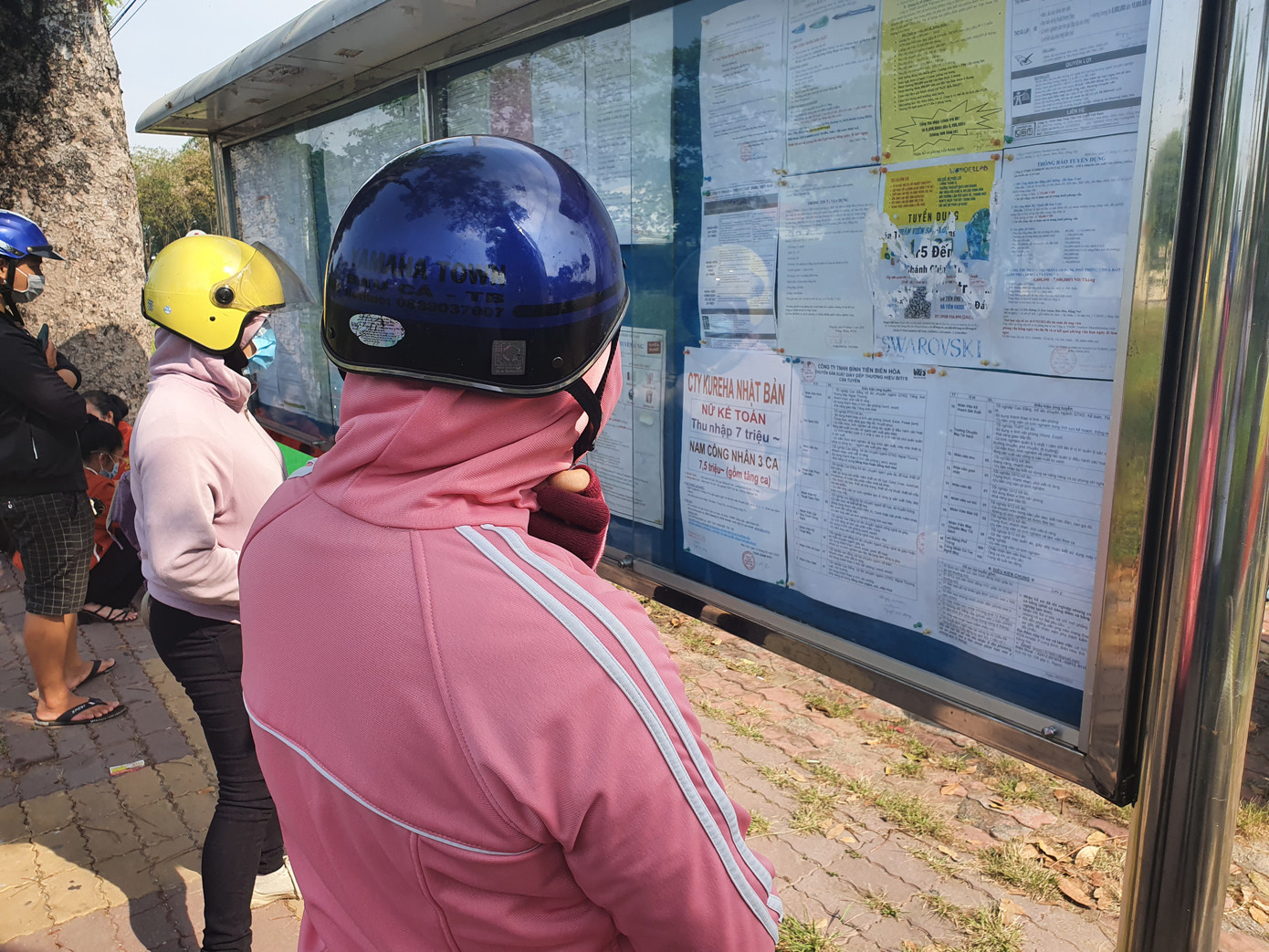 Người lao động tìm thông tin việc làm tại KCN Amata.