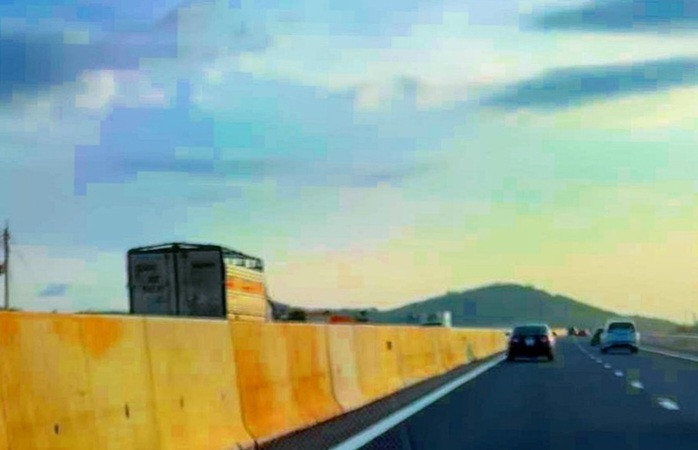 Hình ảnh xe tải chạy ngược chiều trên cao tốc Phan Thiết- Dầu giây Hình ảnh xe tải chạy ngược chiều trên cao tốc Phan Thiết- Dầu giây