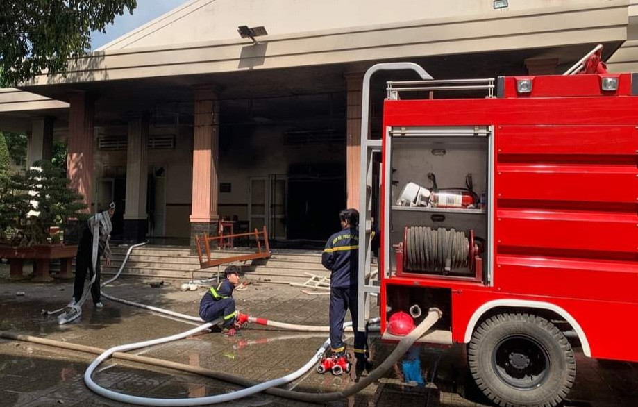 Lực lượng cứu hỏa chữa cháy khu vực tiệc cưới