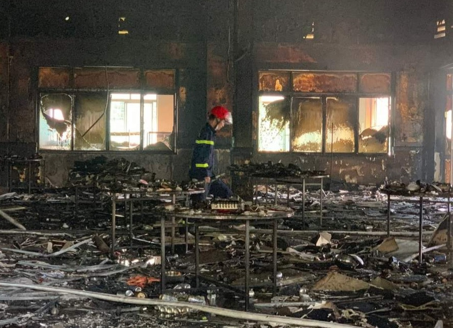 Toàn bộ khu vực hội trường tiệc cưới bị cháy rụi