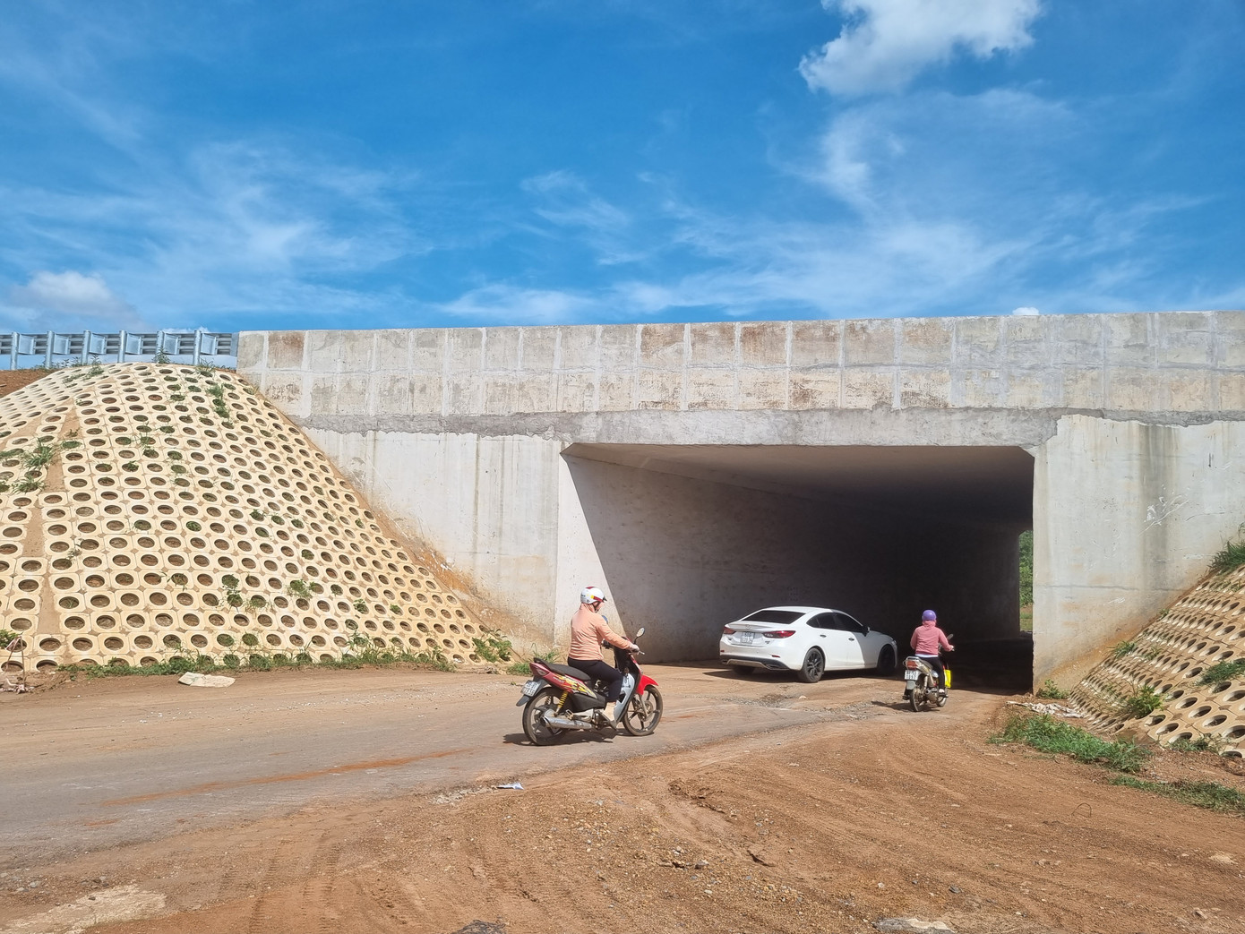 Đường hầm chui qua cao tốc trở thành đường thoát nước khi mưa.