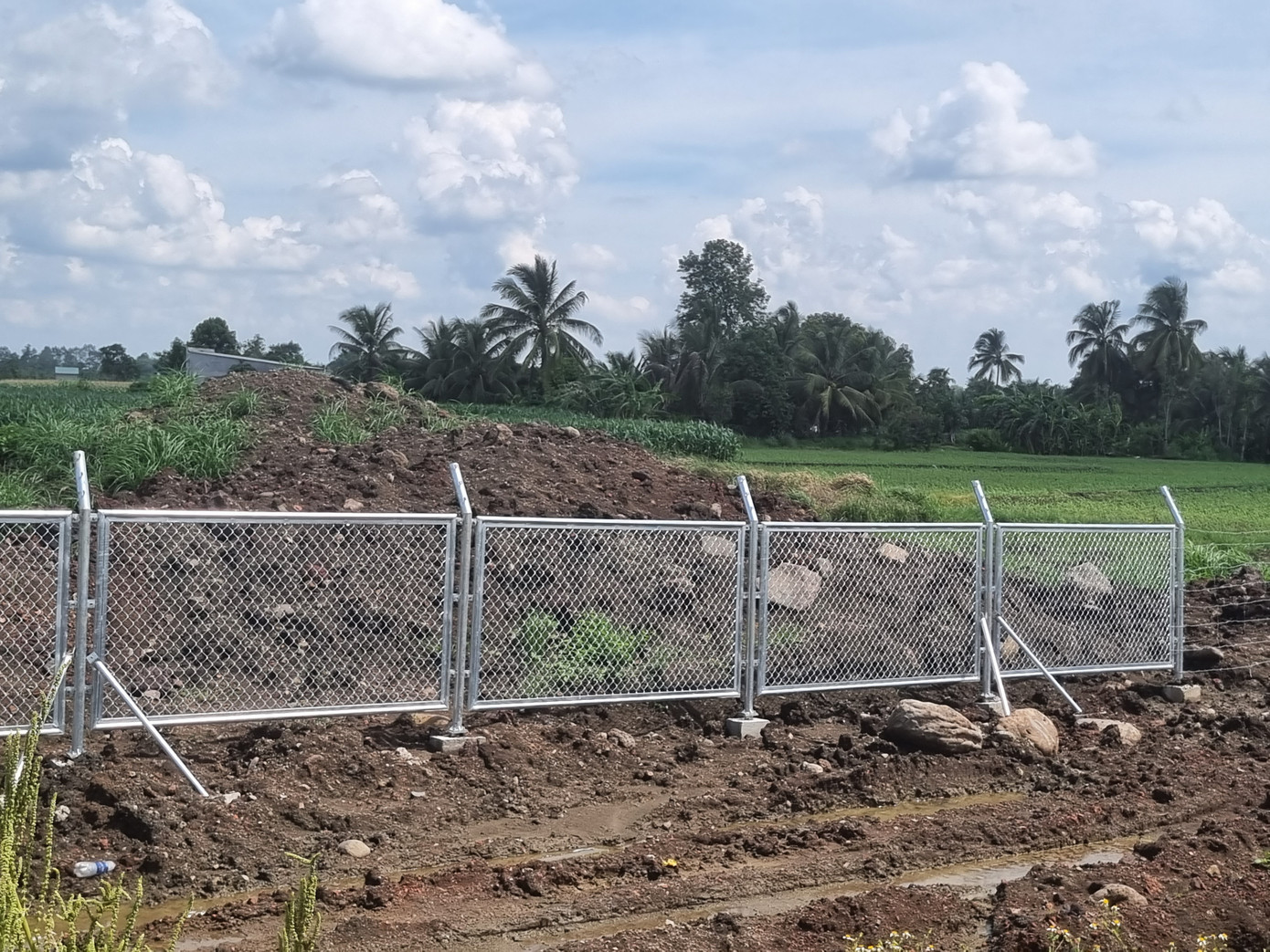 Đường dân sinh chưa được thi công.