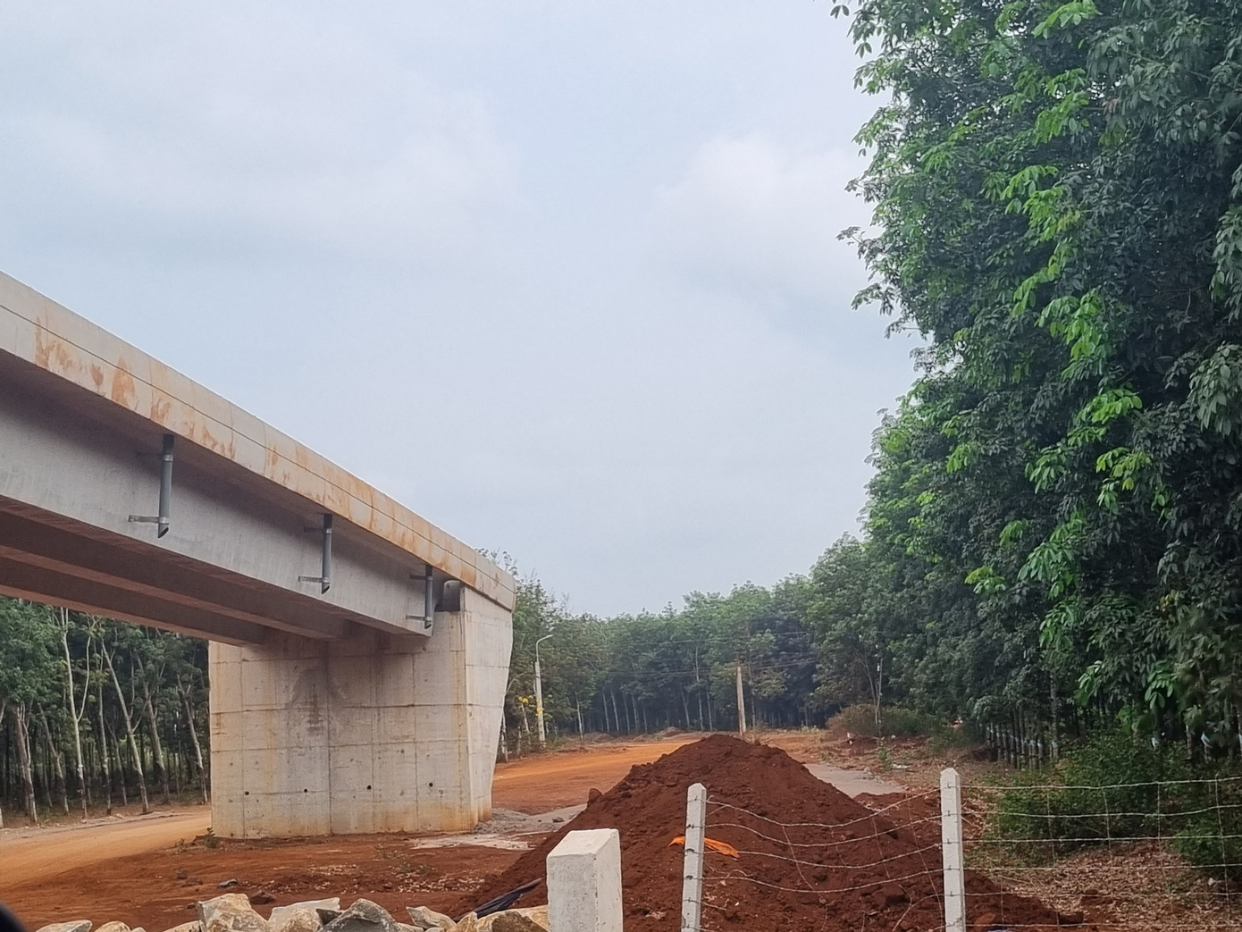 Cầu vượt đang chờ đường dẫn