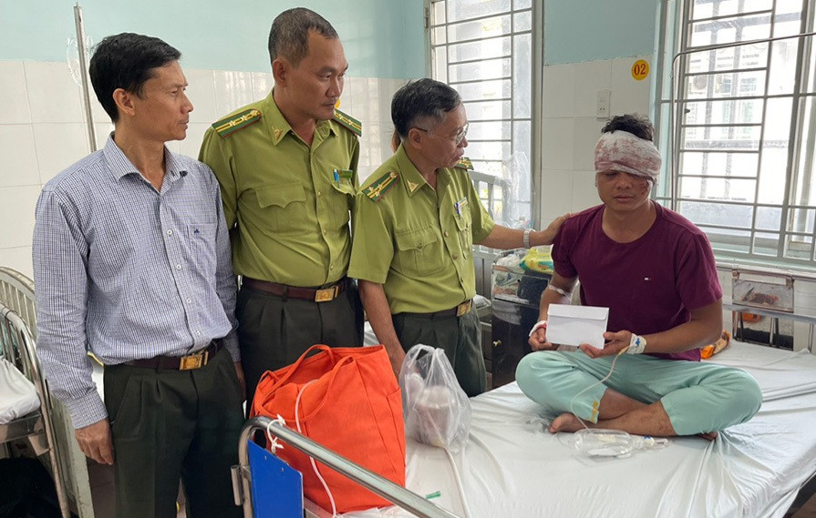Lãnh đạo Chi cục Kiểm lâm Đồng Nai và Vườn Quốc gia Cát Tiên thăm nhân viên kiểm lâm bị thương trong vụ việc