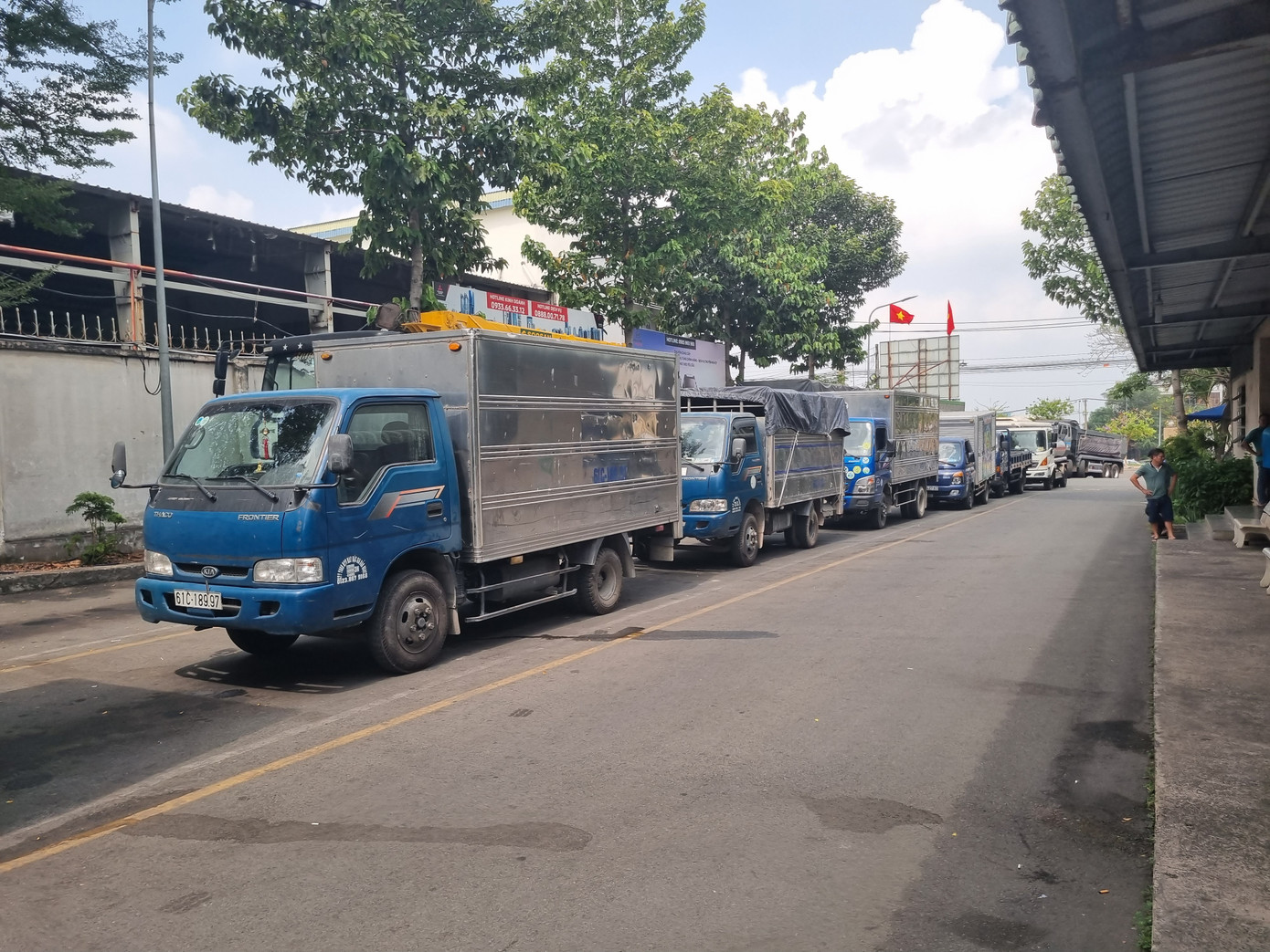 Dòng xe xếp hàng chờ đăng kiểm tại Trung tâm Đăng kiểm 60-01S Dòng xe xếp hàng chờ đăng kiểm tại Trung tâm Đăng kiểm 60-01S