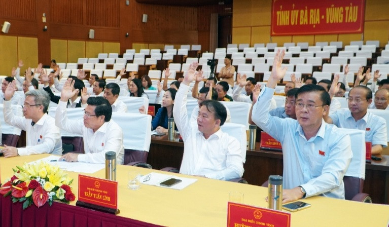 Đại biểu HĐND thông qua nghị quyết Đại biểu HĐND thông qua nghị quyết