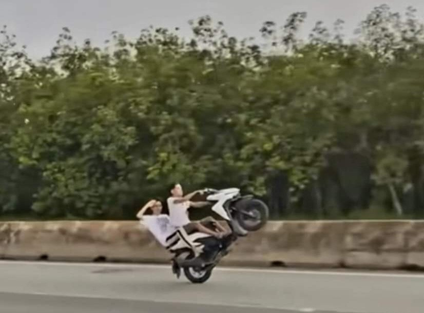 2 thanh thiếu niên bốc đầu xe máy trên quốc lộ 51