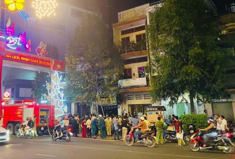 Lực lượng cứu hỏa nỗ lực dập tắt đám cháy