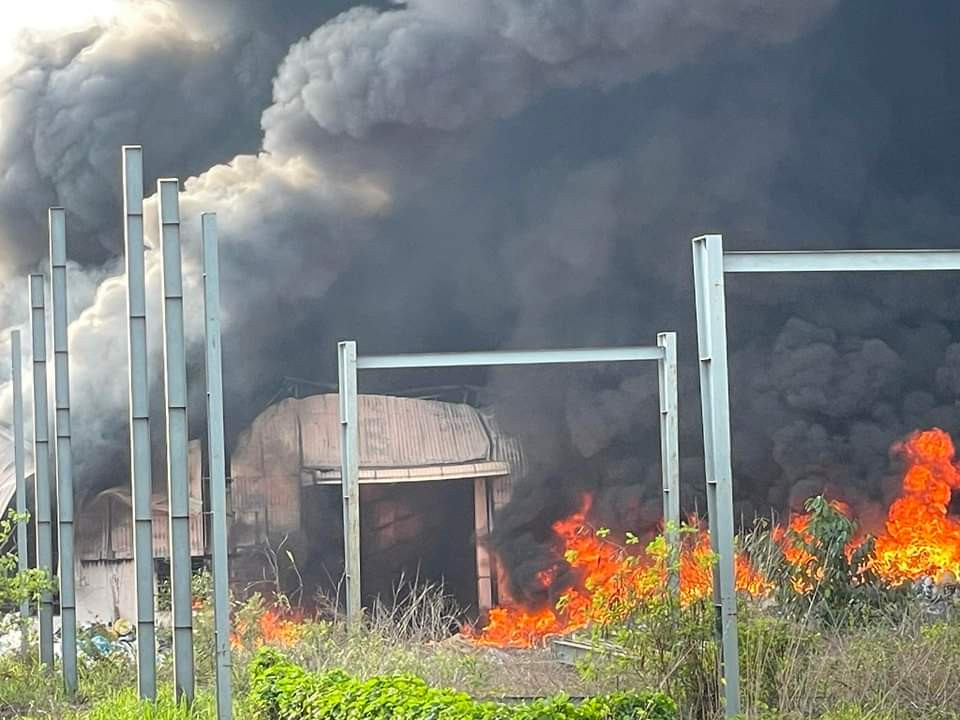 Khu nhà xưởng bị lửa bao trùm