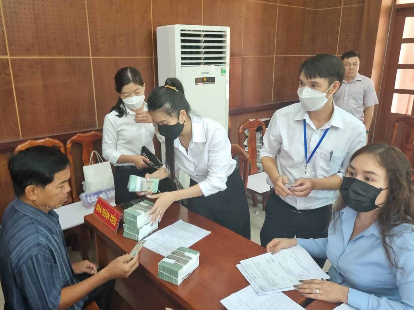 Các hộ dân nhận tiền bồi thường thực hiện dự án