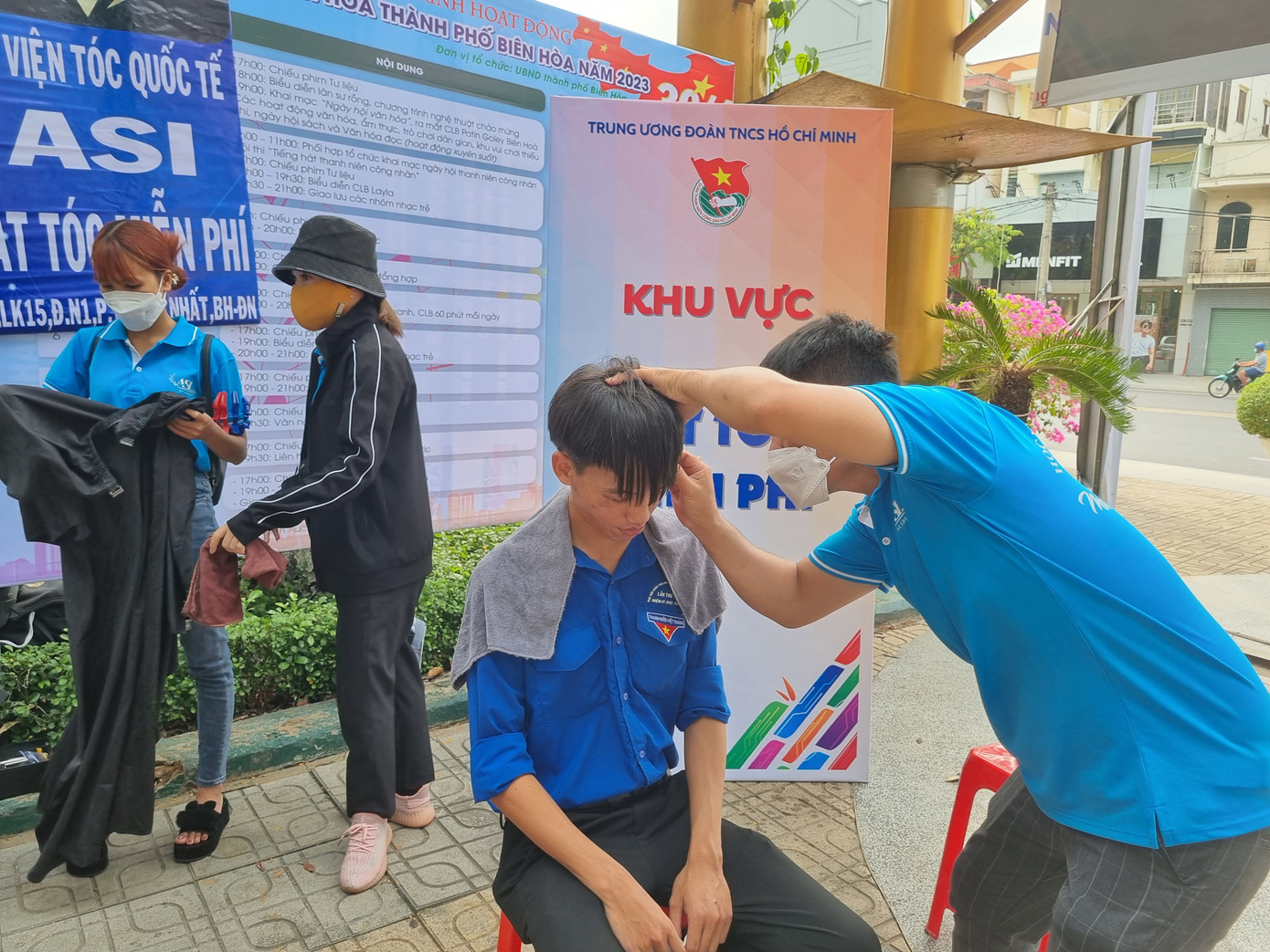 Cắt tóc miễn phí tại ngày hội