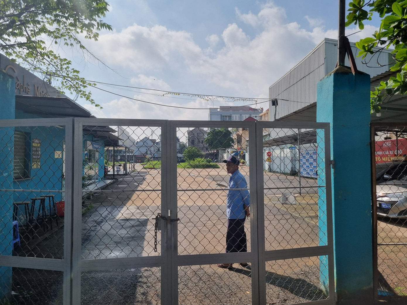 TTDNLX Sài Gòn trong tình trạng cửa đóng then cài