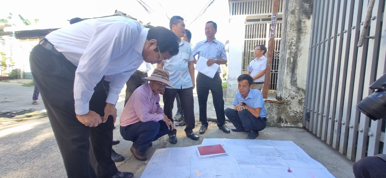 Được khởi công từ tháng 6/2024, đến nay dự án thành phần 3 cơ bản đã được giao đủ mặt bằng, các nhà thầu đang triển khai thi công. Trong khi đó dự án thành phần 1 và 2 lại đang trong giai đoạn kiểm đếm, chỉ có số ít mặt bằng được bàn giao cho chủ đầu tư.