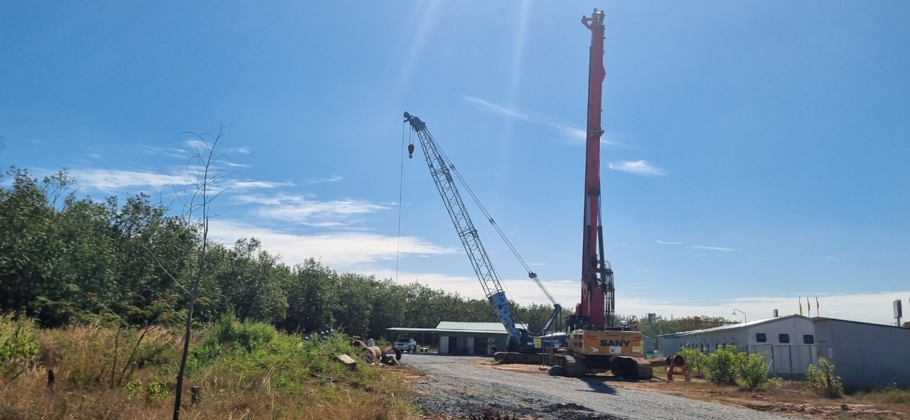 Để thực hiện việc di dời người dân có đất bị thu hồi thực hiện dự án cao tốc Biên Hòa – Vũng Tàu, tỉnh Đồng Nai thực hiện xây dựng 4 khu tái định cư, tuy nhiên đến nay mới đang xây dựng khu tái định cư Long Đức (huyện Long Thành), theo chủ đầu tư thì phải đến tháng 4/2024 mới có thể bàn giao đợt đầu cho người dân vào tái định cư và dự kiến cuối năm 2024 khu tái định cư mới hoàn thành.