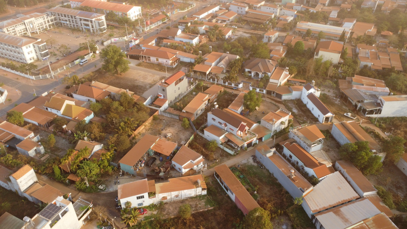 Bụi nhuộm đỏ mái nhà các hộ dân tại khu tái định cư Lộc An- Bình Sơn nơi các công trường sân bay Long Thành hơn 2 km Bụi nhuộm đỏ mái nhà các hộ dân tại khu tái định cư Lộc An- Bình Sơn nơi các công trường sân bay Long Thành hơn 2 km