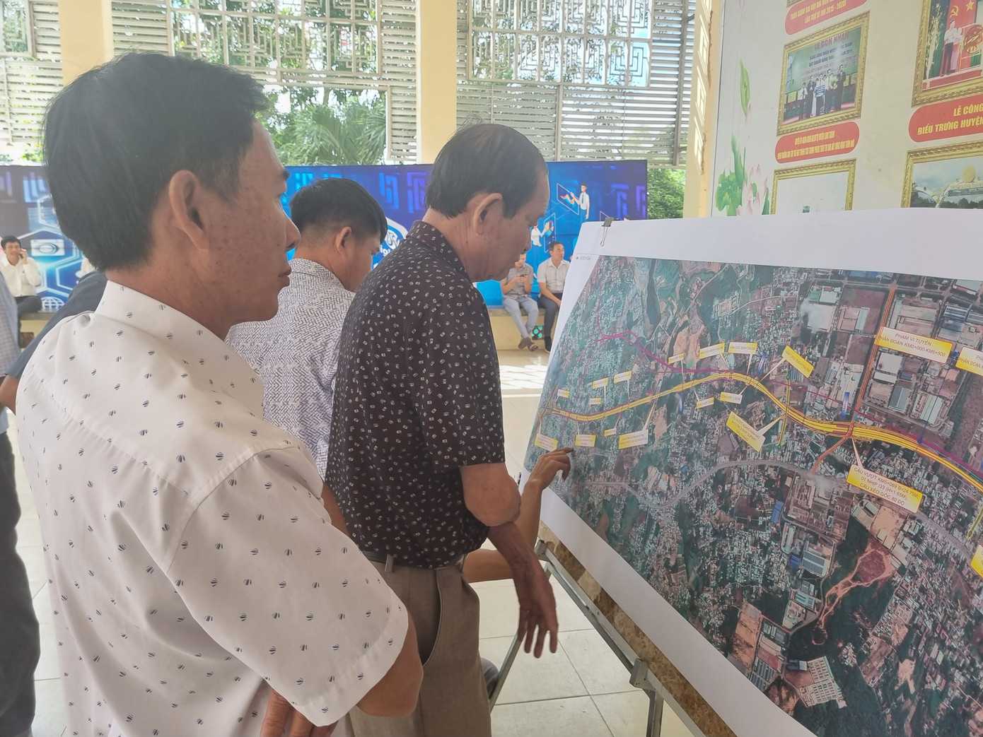 Người dân tìm hiểu về dự án cao tốc Biên Hòa - Vũng Tàu