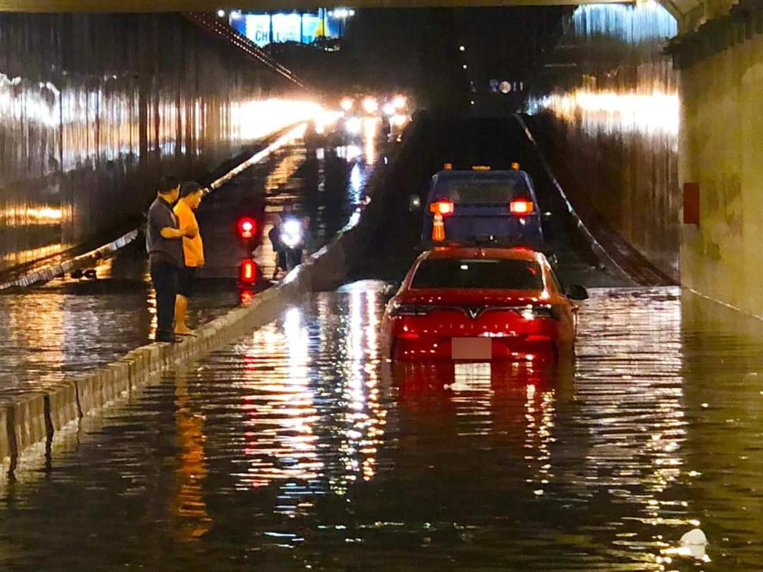 Xe ô tô chết máy trong hầm chui Tân Phong