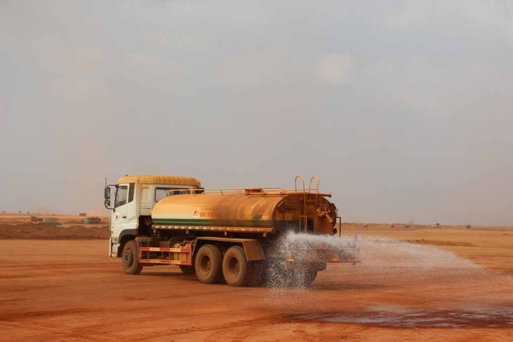 Nhà thầu thực hiện biện pháp tưới nước để giảm thiểu bụi, nhưng không hiệu quả so với cả công trình rộng lớn Nhà thầu thực hiện biện pháp tưới nước để giảm thiểu bụi, nhưng không hiệu quả so với cả công trình rộng lớn