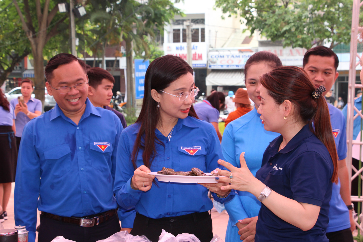 Bí thư Trung ương Đoàn thăm quan hội thi nấu ăn của thanh niên công nhân