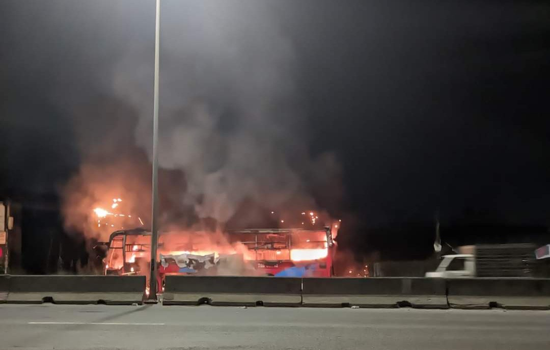 Vụ cháy xe khách trên quốc lộ 51 Vụ cháy xe khách trên quốc lộ 51