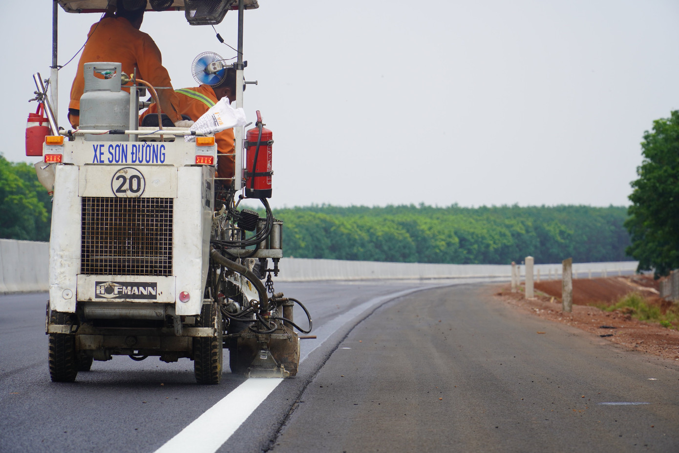 Sơn kẻ vạch trên mặt đường. Sơn kẻ vạch trên mặt đường.