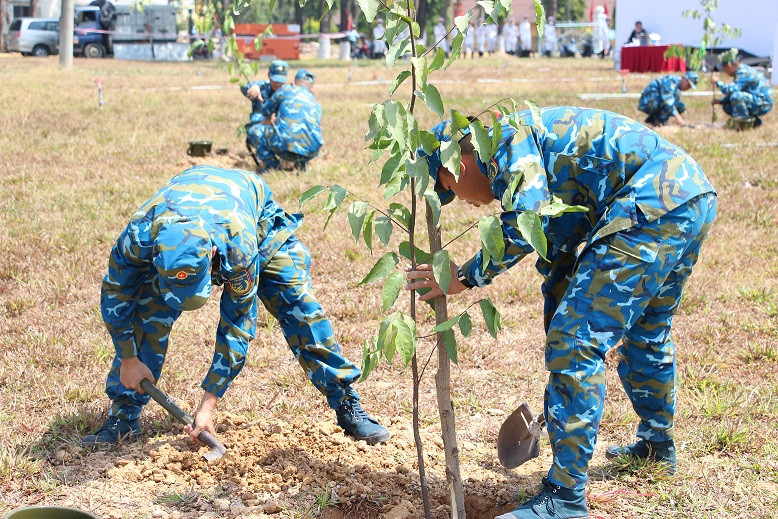 Các chiến sĩ trồng cây tại công viên