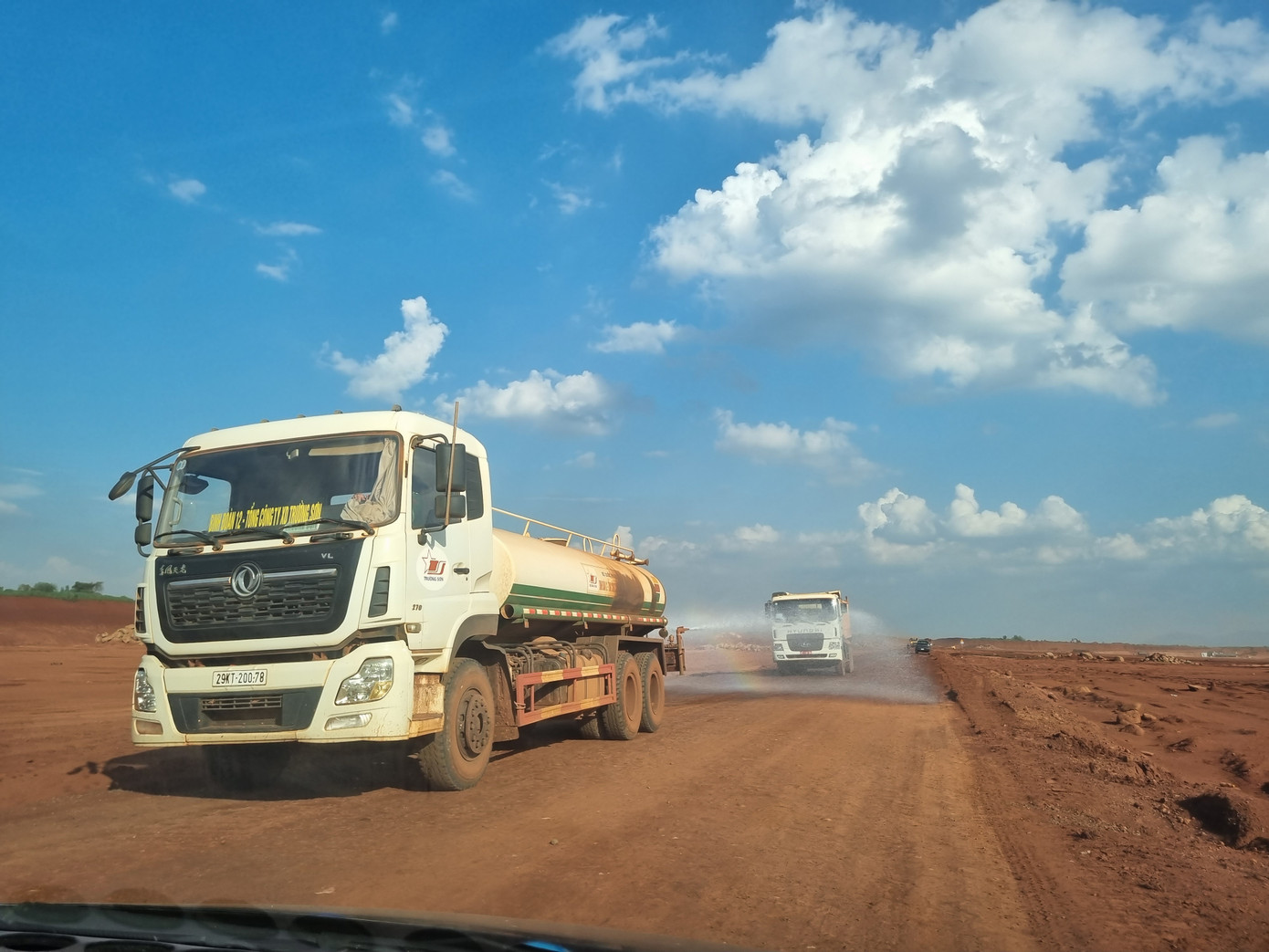 Ngoài mặt bằng thi công nhà ga hành khách, hiện nay các đơn vị thi công đang tiếp tục tập trung triển khai các khu vực thi công đường cất hạ cánh, đường lăn, sân đỗ máy bay và những khu vực bố trí các dự án thành phần 1, 2, 4 theo đúng kế hoạch nhằm đảm bảo khởi công đồng bộ các hạng mục chính sắp tới. Ngoài mặt bằng thi công nhà ga hành khách, hiện nay các đơn vị thi công đang tiếp tục tập trung triển khai các khu vực thi công đường cất hạ cánh, đường lăn, sân đỗ máy bay và những khu vực bố trí các dự án thành phần 1, 2, 4 theo đúng kế hoạch nhằm đảm bảo khởi công đồng bộ các hạng mục chính sắp tới.