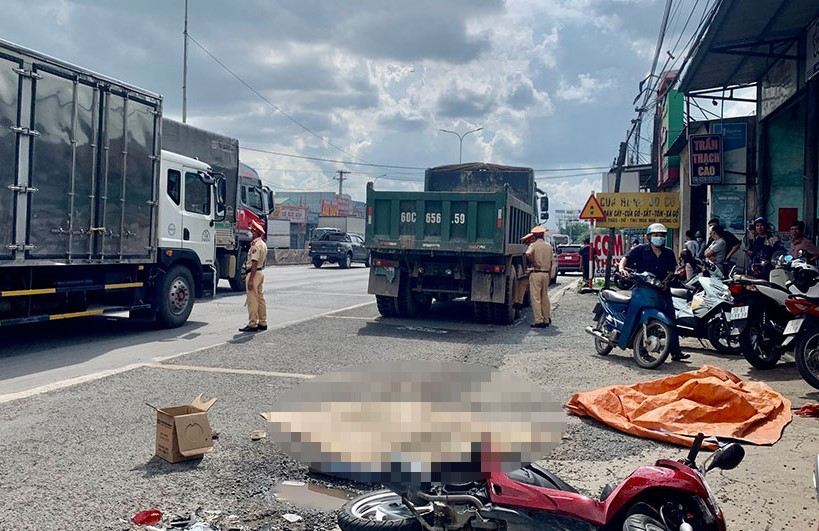 Vụ tai nạn xảy ra giữa xe ben với xe máy tại khu vực Cổng 11 vào ngày 1/6 làm 1 phụ nữ tử vong. Vụ tai nạn xảy ra giữa xe ben với xe máy tại khu vực Cổng 11 vào ngày 1/6 làm 1 phụ nữ tử vong.