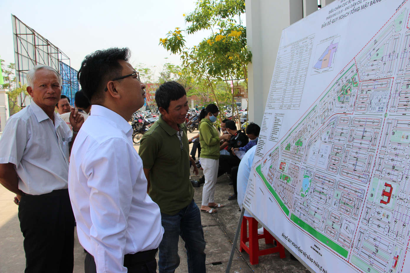 Người dân tìm hiểu thông tin về dự án cao tốc Biên Hoà - Vũng Tàu.