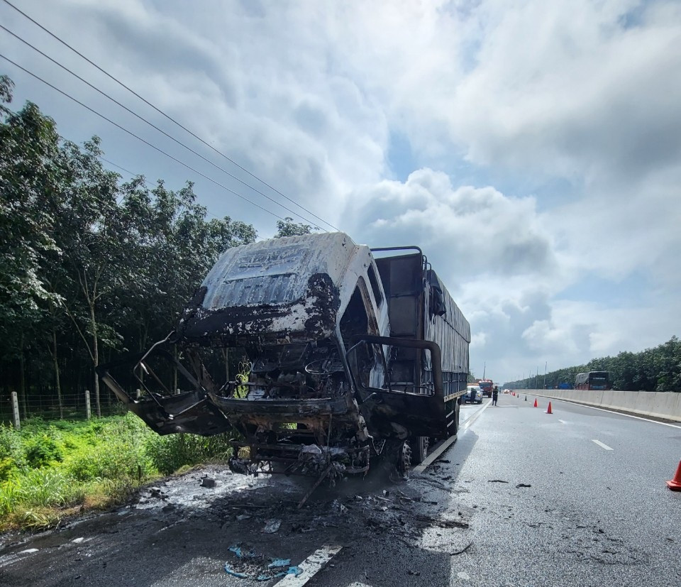 Xe tải hư hỏng nặng sau vụ cháy