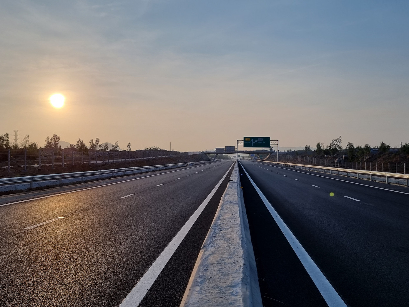 Cao tốc Phan Thiết - Dầu Giây vắng lặng trước giờ thông xe. Cao tốc Phan Thiết - Dầu Giây vắng lặng trước giờ thông xe.