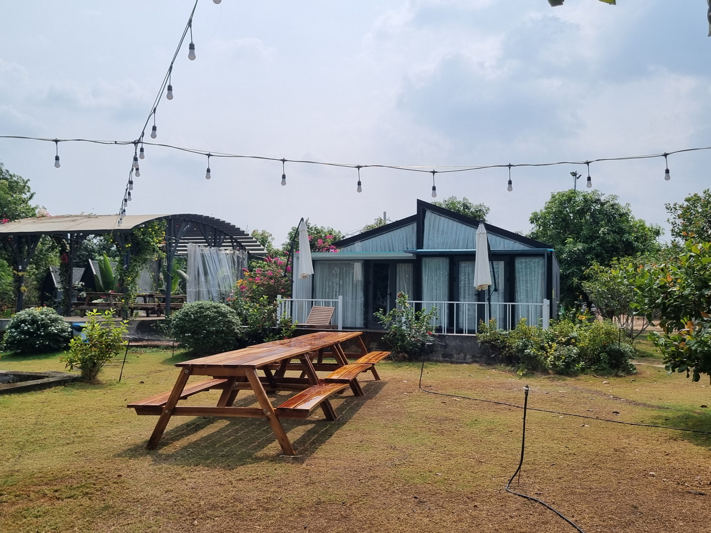 Khu du lịch sinh thái “Ange Village” được đầu tư nhiều tỷ đồng, nay đang bị buộc tháo dỡ vì không đủ điều kiện hoạt động. Trong khi đó, chủ nhân khu du lịch này cho biết đã được huyện Vĩnh Cửu cấp giấy phép kinh doanh nên mới đầu tư.