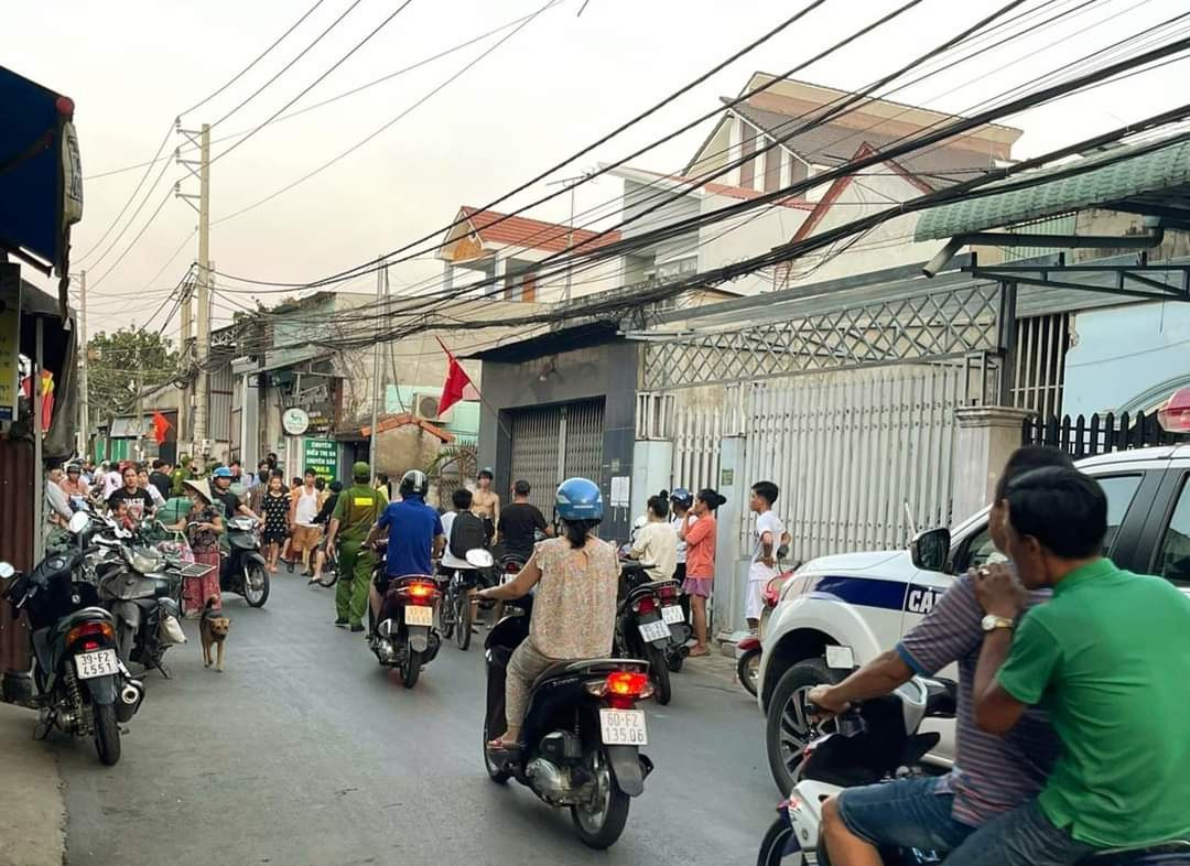 Người dân hiếu kỳ tập trung tại hiện trường