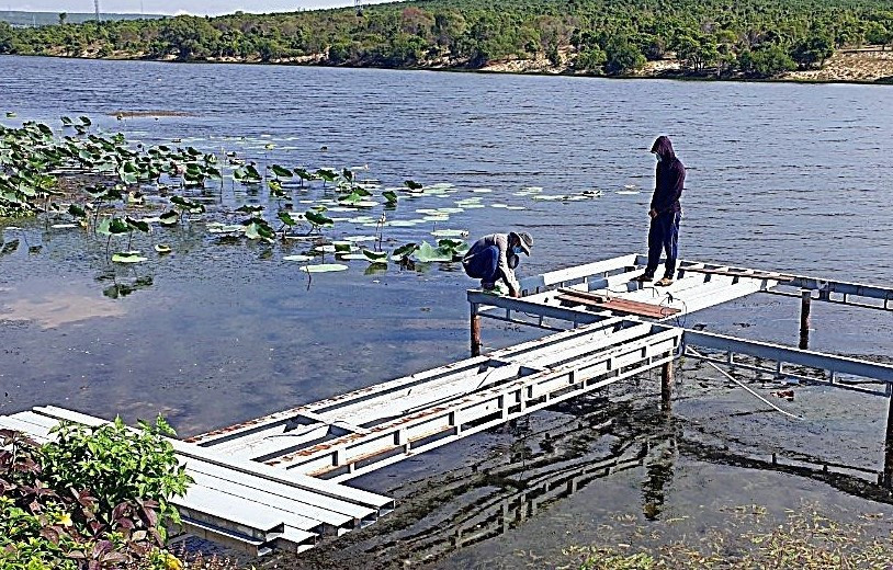 Phần công trình vi phạm hồ bàu Ông đang được tháo dỡ.