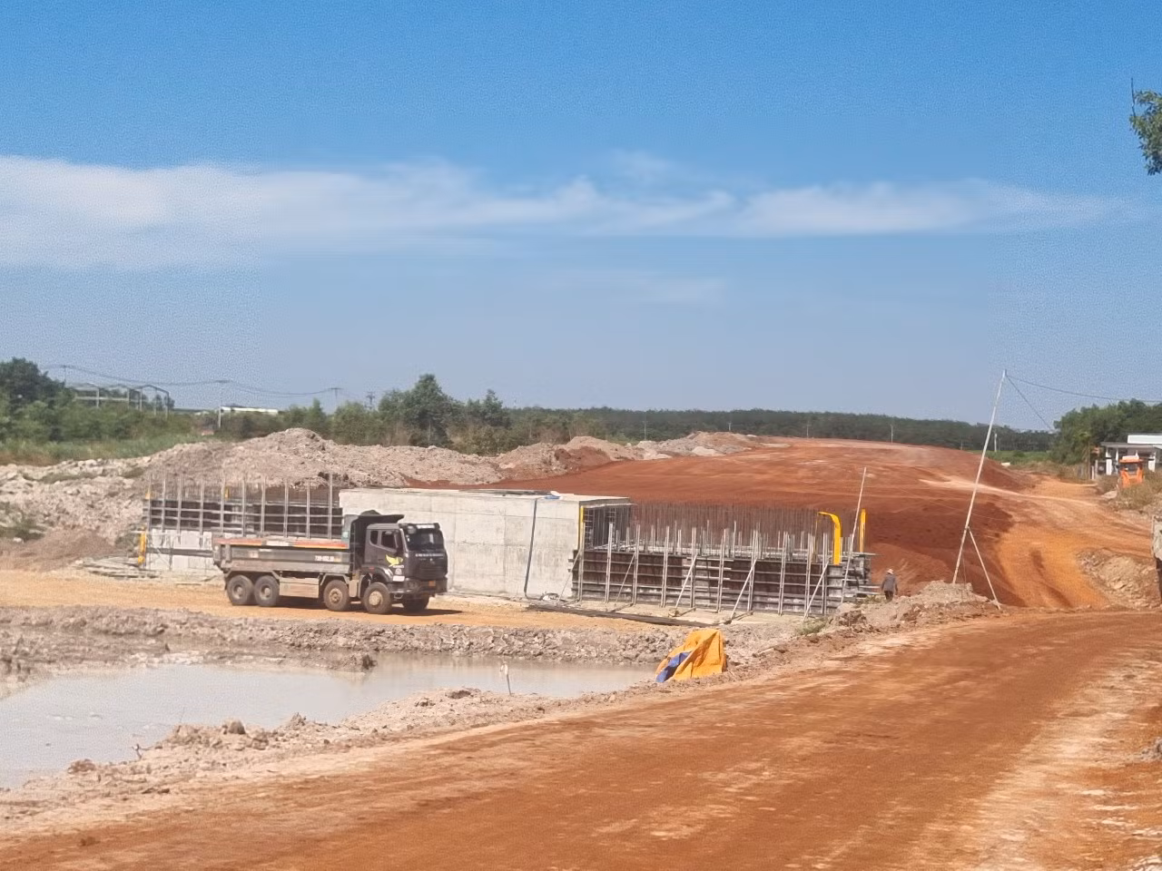 Từ ngày 4/11 nhà thầu đã bắt đầu đắp nền đường, thi công 3 ca, 4 kíp để đảm bảo đến ngày 30/4/2024 sẽ đắp xong toàn bộ khối lượng đất của dự án thành phần 3.