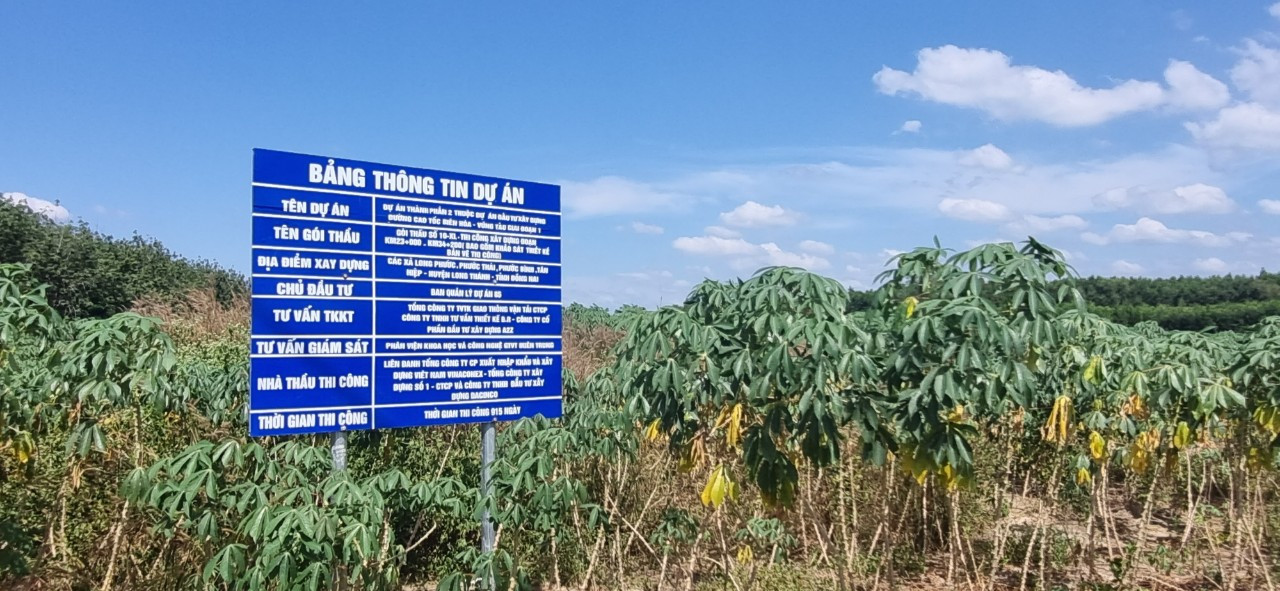 Ban Quản lý giao thông khu vực cảng Cái Mép - Thị Vải cho biết nguồn vật liệu đất phục vụ thi công dự án đã được tỉnh Bà Rịa – Vũng Tàu bố trí đầy đủ để triển khai thi công dự án. Đến nay, đã vận chuyển 30.000 m3 đất về công trường thi công san lấp, đắp nền.