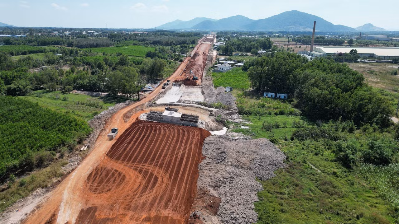 Giai đoạn 1, tuyến cao tốc này có 4 - 6 làn xe (tùy theo đoạn tuyến). Dự án được chia thành 3 dự án thành phần, trong đó dự án thành phần 1 do tỉnh Đồng Nai làm chủ đầu tư; dự án thành phần 2 do Bộ Giao thông Vận tải làm chủ đầu tư và dự án thành phần 3 do tỉnh Bà Rịa - Vũng Tàu làm chủ đầu tư.