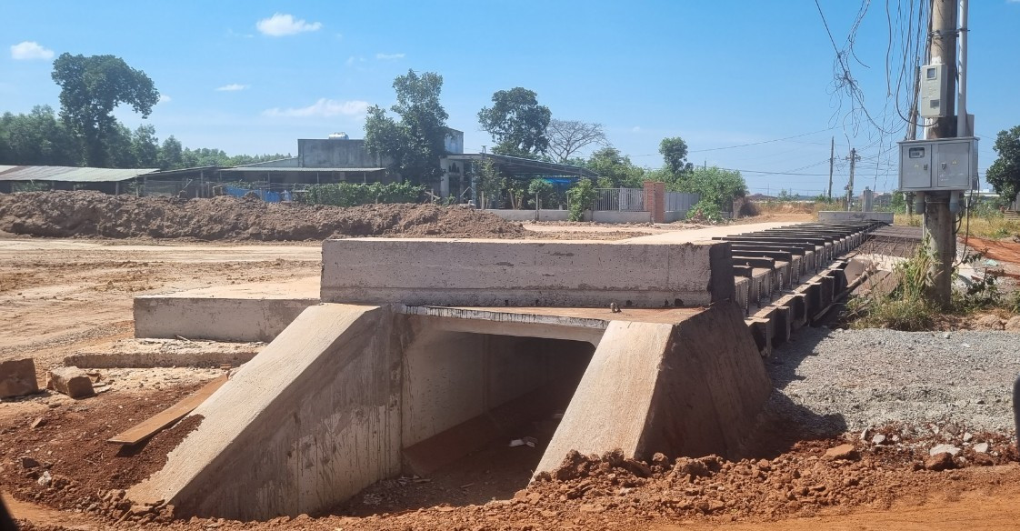 Trên công trường, những đoạn nền đất yếu được đào bóc và lu lèn đá hộc trước khi đắp đất. Một số cống ngang đã được lắp đặt xong. Hiện nhà thầu dự án thành phần 2 đang triển khai thi công hầm chui đoạn ranh giới giữa tỉnh Đồng Nai với tỉnh Bà Rịa – Vũng Tàu.