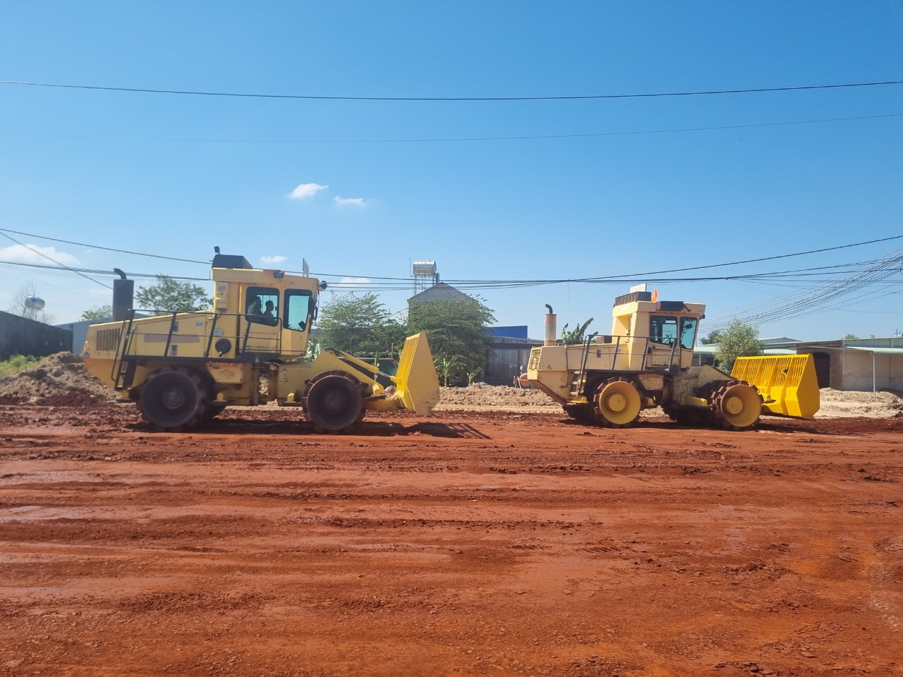 Ngay khi nhận mặt bằng sạch, các nhà thầu đã nhanh chóng tổ chức thi công Hiện tại cả 3 nhà thầu đang đồng loạt triển khai 11 mũi thi công trên toàn tuyến.