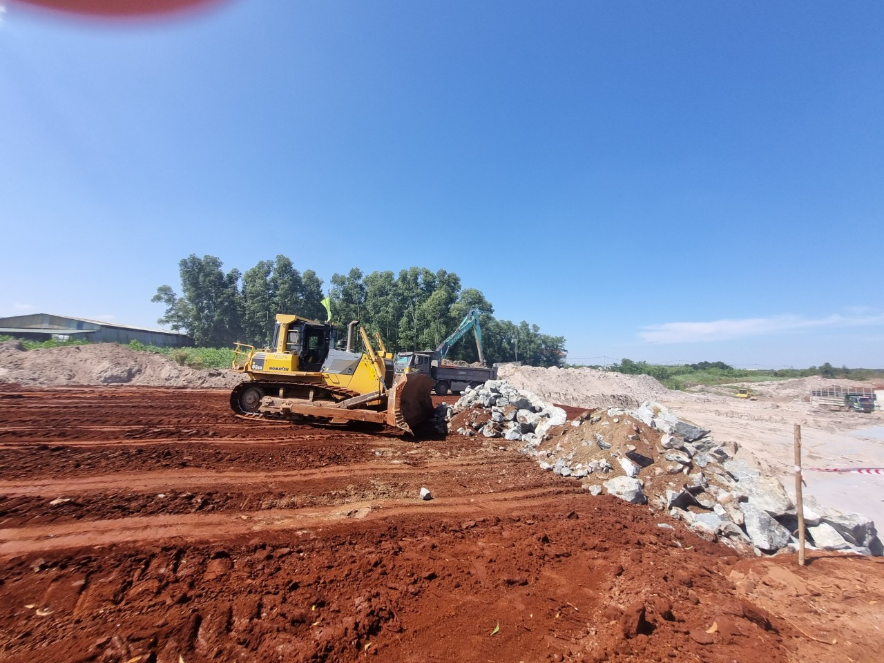 Đến nay, 11 công trình cầu trên toàn tuyến, nhà thầu đang thực hiện công đoạn cọc khoan nhồi, thi công bê tông bệ, thân mố, bệ trụ, đúc dầm.