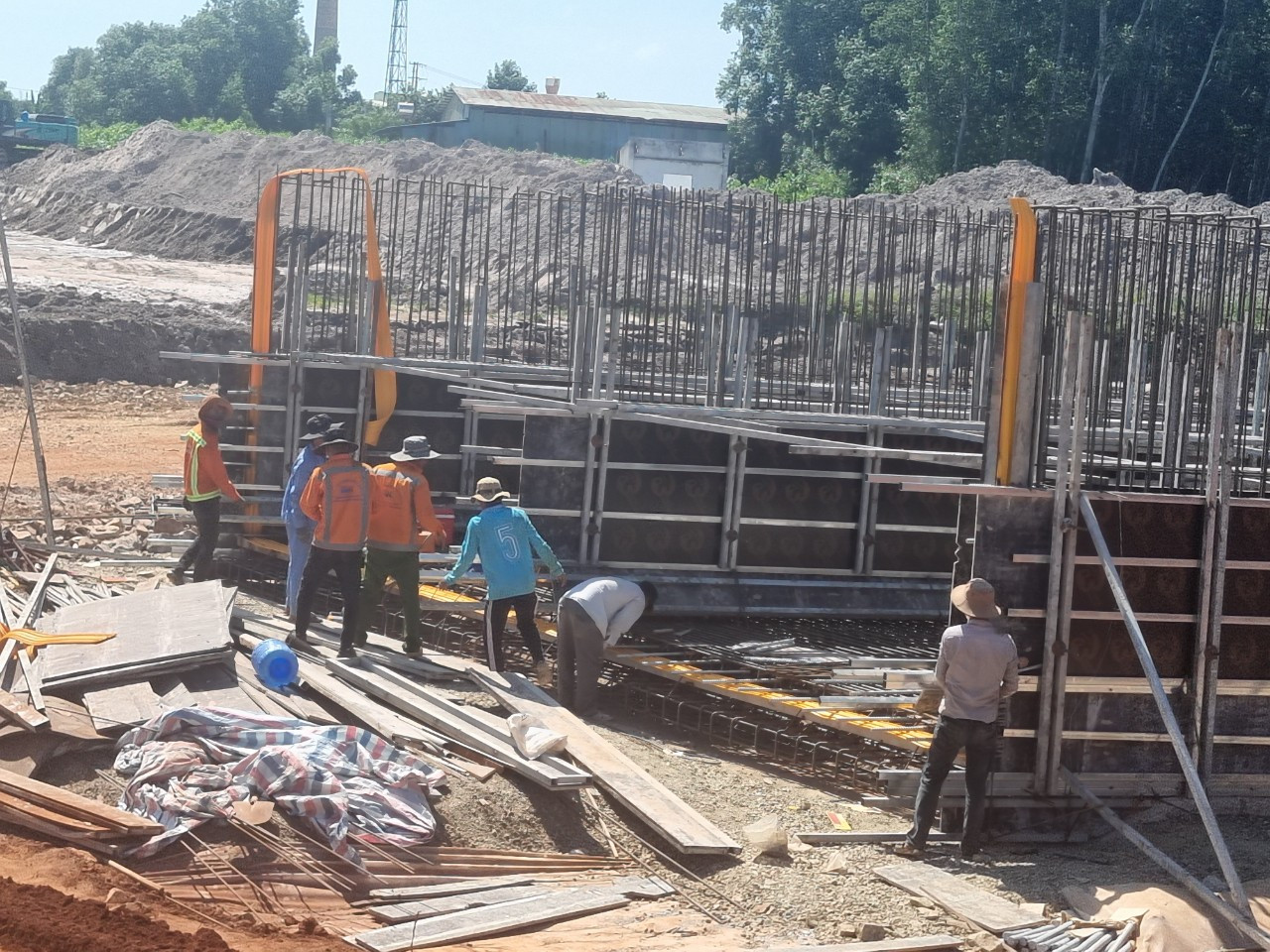 Nhà thầu đã huy động nhiều loại máy móc máy móc, thiết bị và hơn 100 công nhân làm việc trên công trường để rút ngắn thời gian thực hiện dự án.